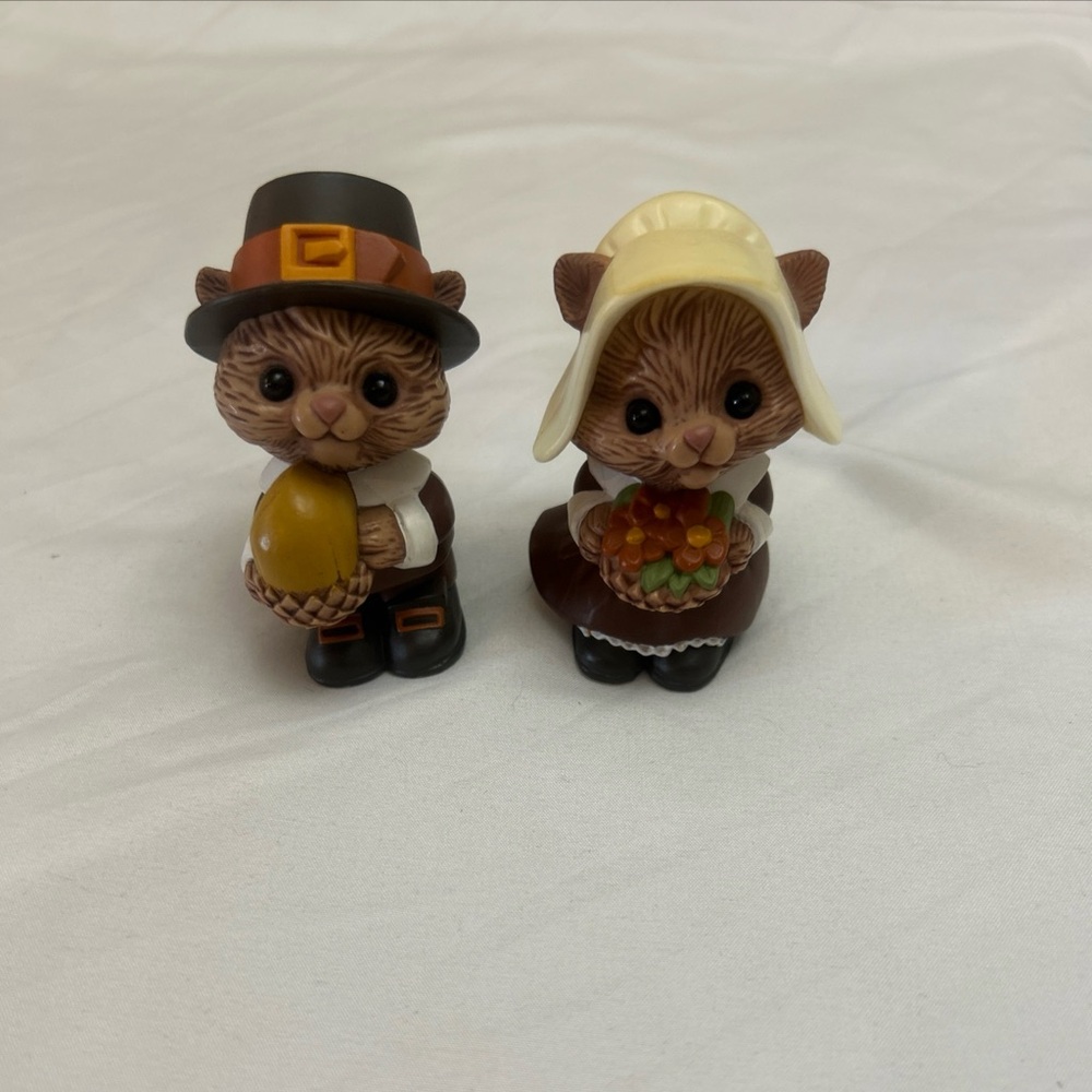 Vintage Hallmark Thanksgiving Pilgrim Chipmunk Salt Pepper Shakers Plastic.